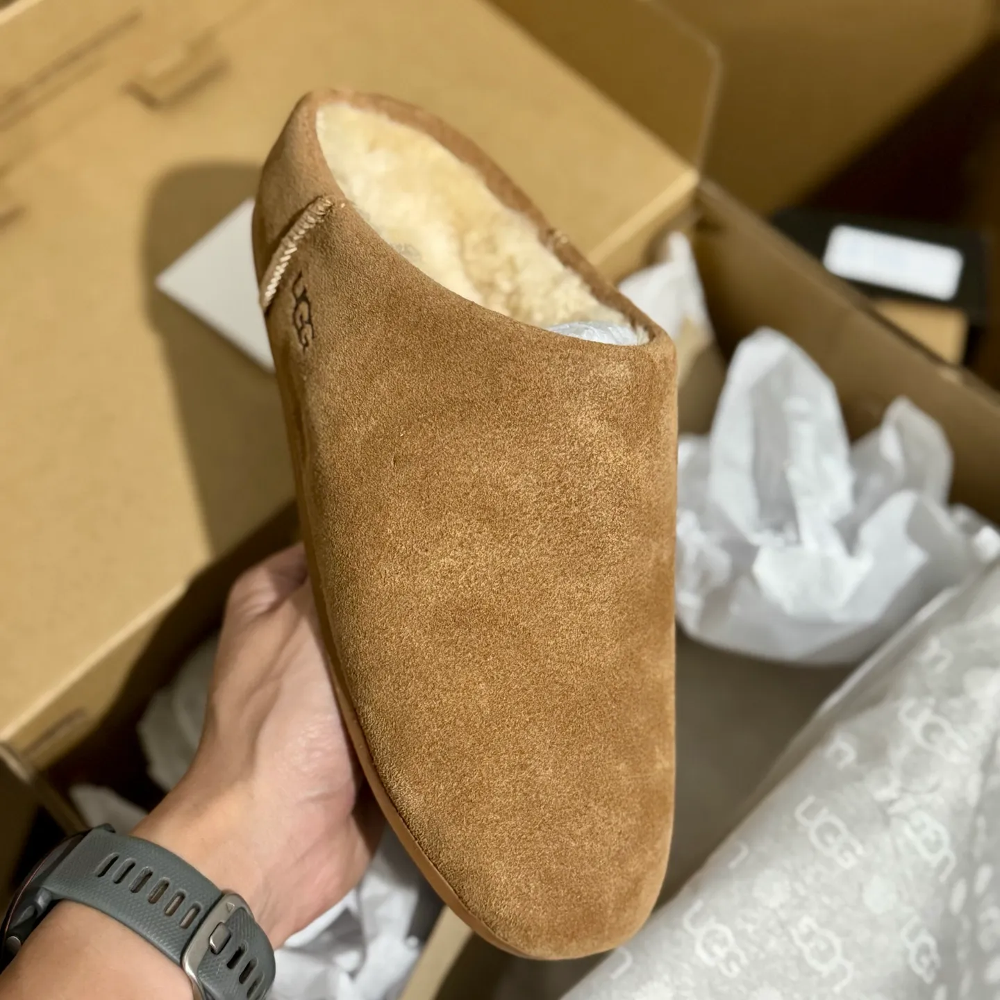 Self-pickup 💰440 Guangzhou original grade ❗️UGG Elea Slip-On Thin slip-on 1171390 Indoor slip-on lazy shoes Independent original development outsole Cashmere insole Keep warm in winter Shoe body material Water-repellent coated suede upper 17mm UGGPURE implanted wool insole Lightweight non-slip comfortable rubber outsole Full package # Size: 35 36 37 38 39 40